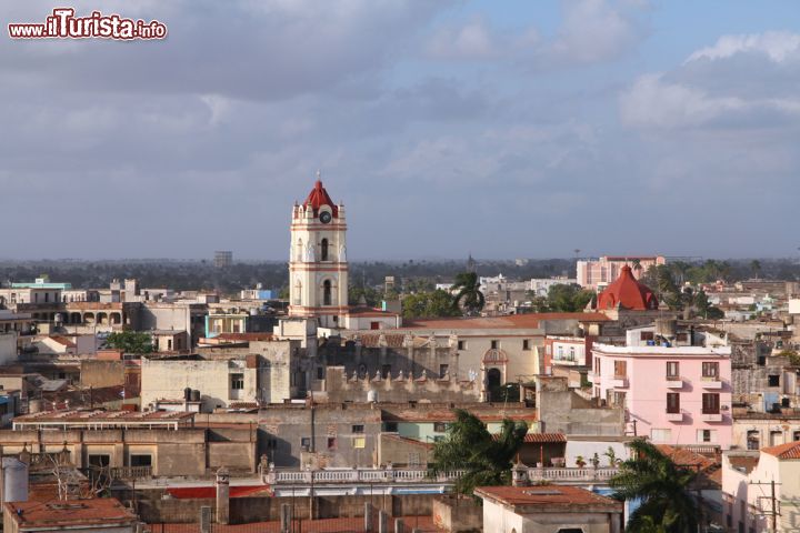 Immagine Panorama aereo della città vecchia di Camaguey, Cuba - Questa città cubana ospita sul suo territorio interessanti monumenti e splendidi esempi di architettura coloniale che solo recentemente sono stati però riscoperti e restaurati dopo un lungo periodo che li ha profondamente segnati © Tupungato / Shutterstock.com