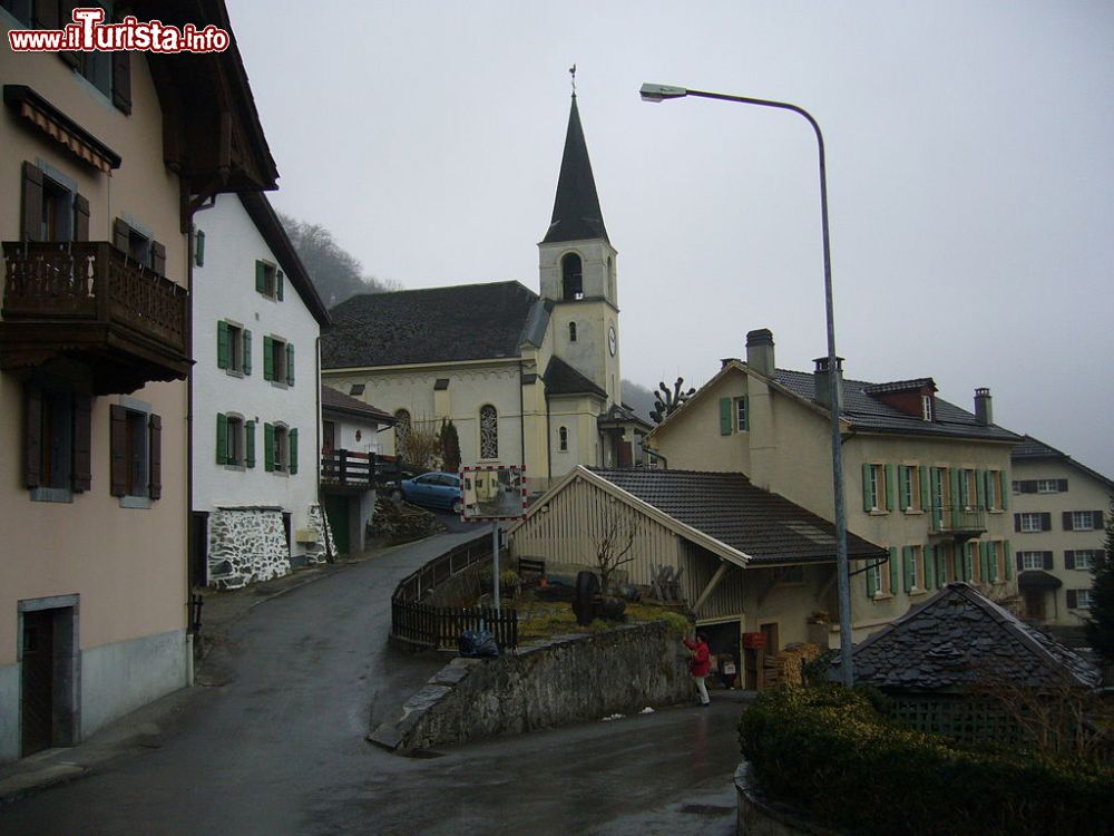Immagine Panorama del centro di Lavey Les Bains e la chiesa, siamo nel Canton Vaud in Svizzera - © Peter Berger, CC BY-SA 3.0, Wikipedia
