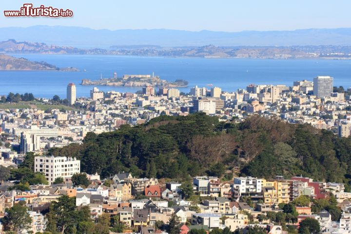 Immagine Panorama del centro di San Francisco da Twin Peaks, con la baia e l'isola di Alcatraz.