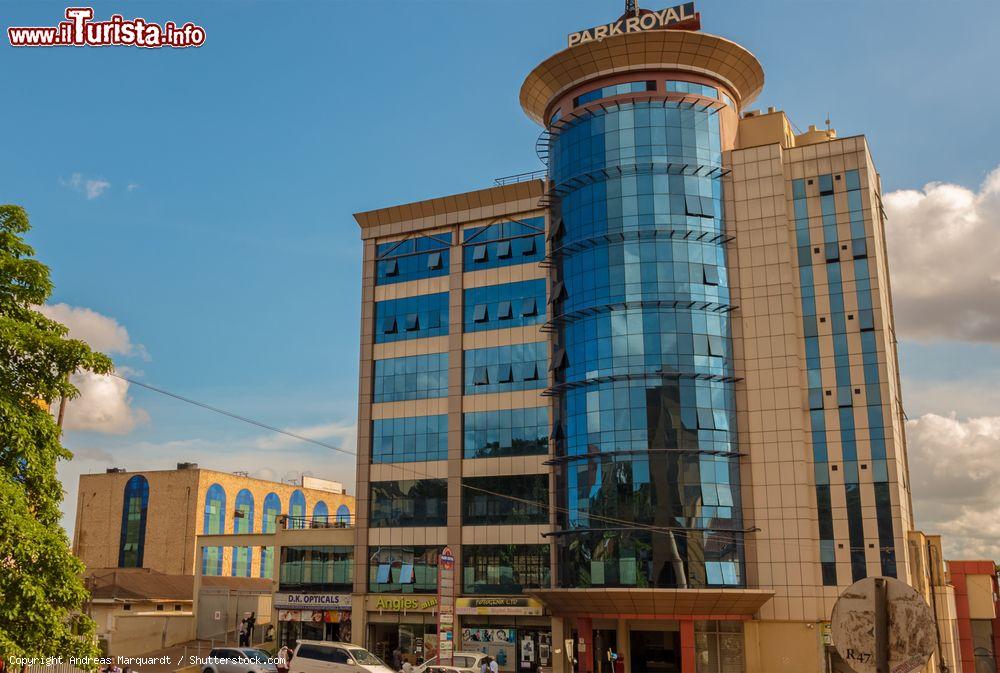 Immagine Panorama del centro Park Royal a Kampala, Uganda. Si tratta di un grande centro per lo shopping e gli affari situato nella capitale - © Andreas Marquardt / Shutterstock.com