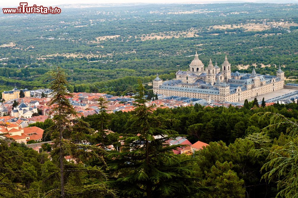 Immagine Panorama del complesso reale di San Lorenzo de El Escorial dal belvedere di Miradores, Spagna. Secondo la leggenda, Filippo II° si recava proprio in questo luogo per ammirare l'avanzamento dei lavori del complesso reale.