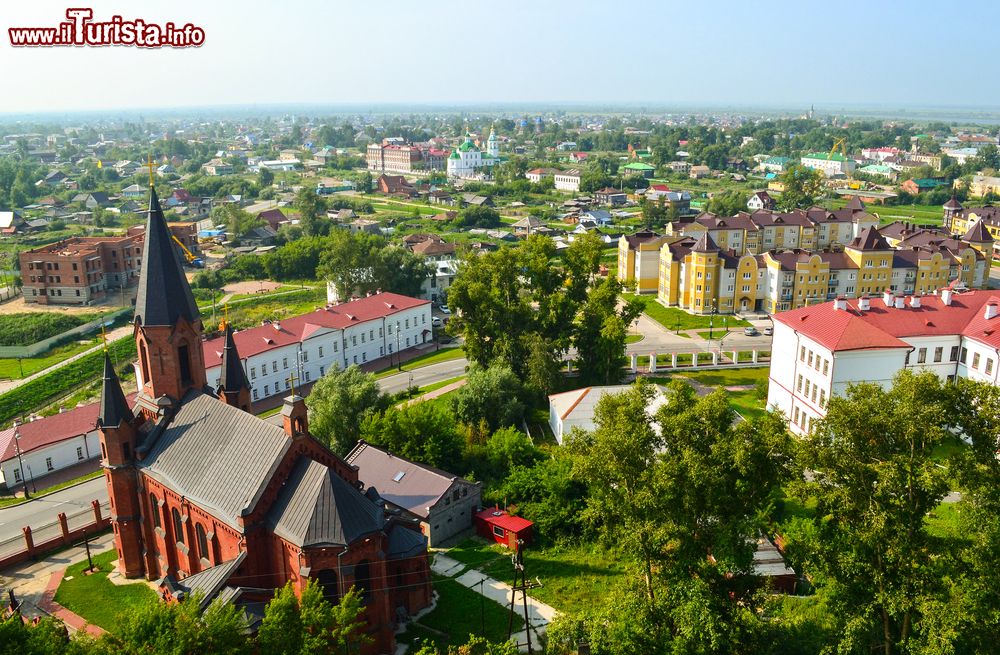 Immagine Panorama del distretto di Tobolsk, Russia. Una veduta della città dalle mura del cremlino.