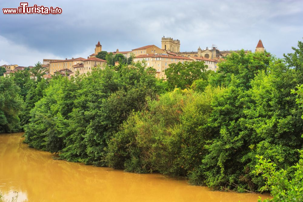 Immagine Panorama del fiume Gers nella città di Auch, Francia. Sullo sfondo, la cattedrale di Santa Maria, una delle più grandi di tutto il paese.