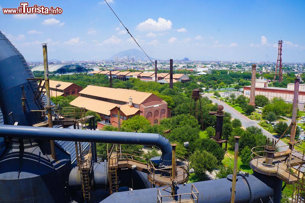 Immagine Panorama del Fundidora Industrial Park a Monterrey, Messico. Questo parco pubblico situato a est della città è un interessante museo del patrimonio industriale. Un tempo fonderia di acciaio, oggi serve come centro ricreativo e educativo per la città e i suoi visitatori. 