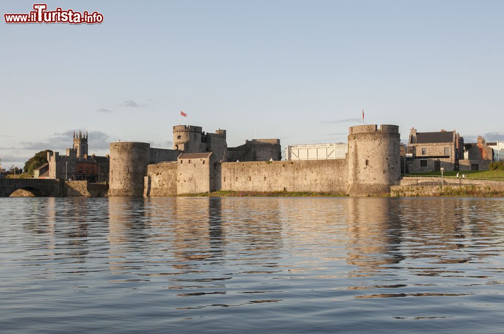 Immagine Panorama del King John Castle a Limerick, Irlanda. I resti di questo insediamento vichingo sono stati scoperti in occasione della costruzione di un centro per i turisti.