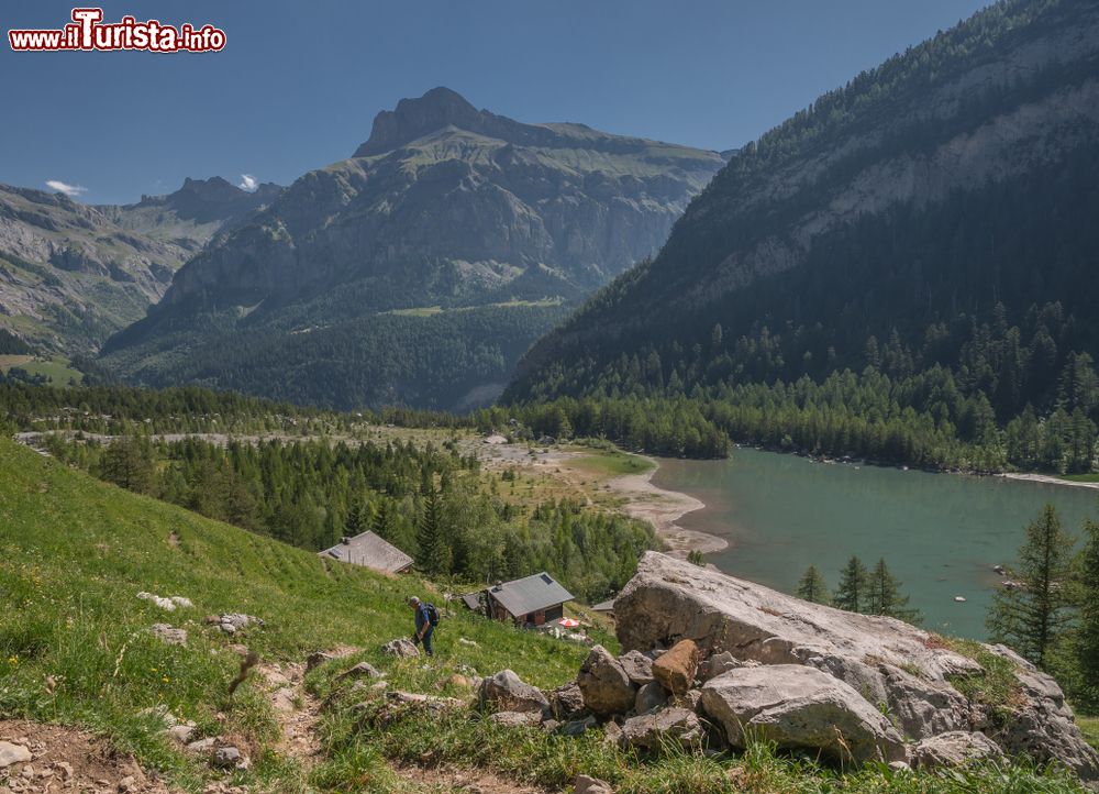 Immagine Panorama del Lac de Derborence visto dall'itinerario Tour of the Muvernas a Ovronnaz, Svizzera.