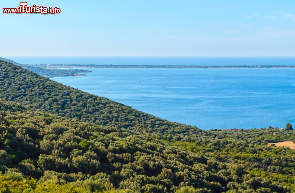 Immagine Panorama del Lago di Varano visto dal Promontorio del Gargano in Puglia.