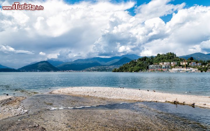 Immagine Panorama del Lago Maggiore da Laveno Mombello, Lombardia. Una bella immagine del lago prealpino di origine fluvioglaciale visto dall'alto dell'abitato di Laveno Mombello, Comune della provincia di Varese fondato dall'unione di Laveno, Mombello Lago Maggiore e Cerro Lago Maggiore - © Jonas_D2 / Shutterstock.com