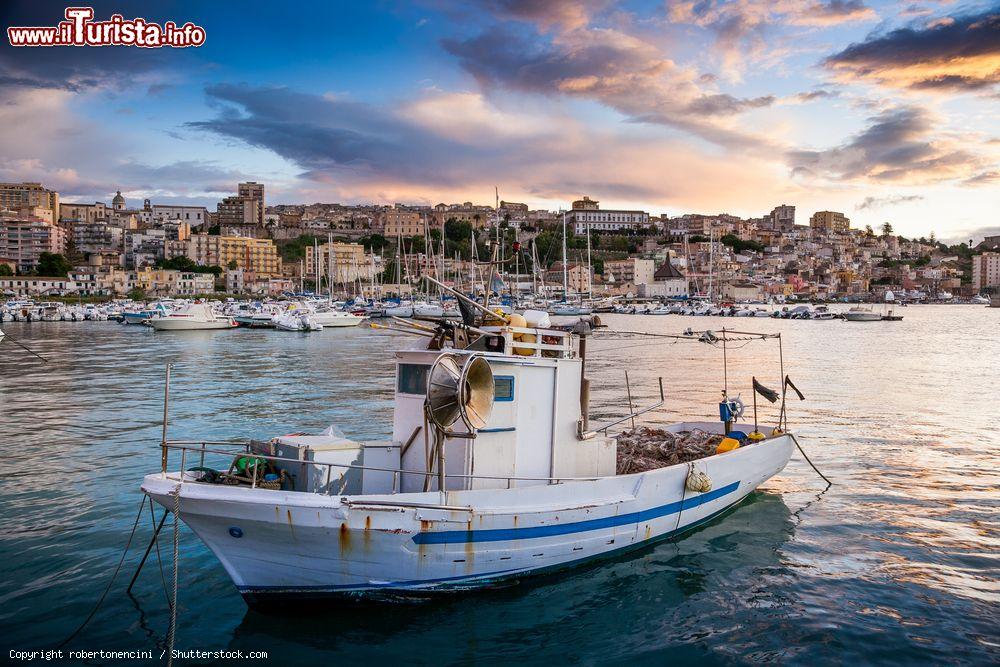 Immagine Panorama del litorale di Sciacca, Sicilia, con le case e il porto sullo sfondo - © robertonencini / Shutterstock.com