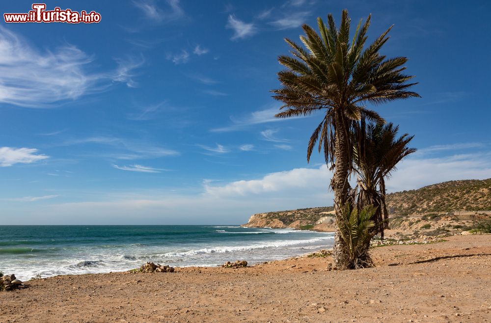 Immagine Panorama del litorale di Taghazout, Marocco. Alcuni famosi spot televisivi dedicati al surf sono stati girati proprio in queste zone, a pochi chilometri di distanza dal centro del villaggio.