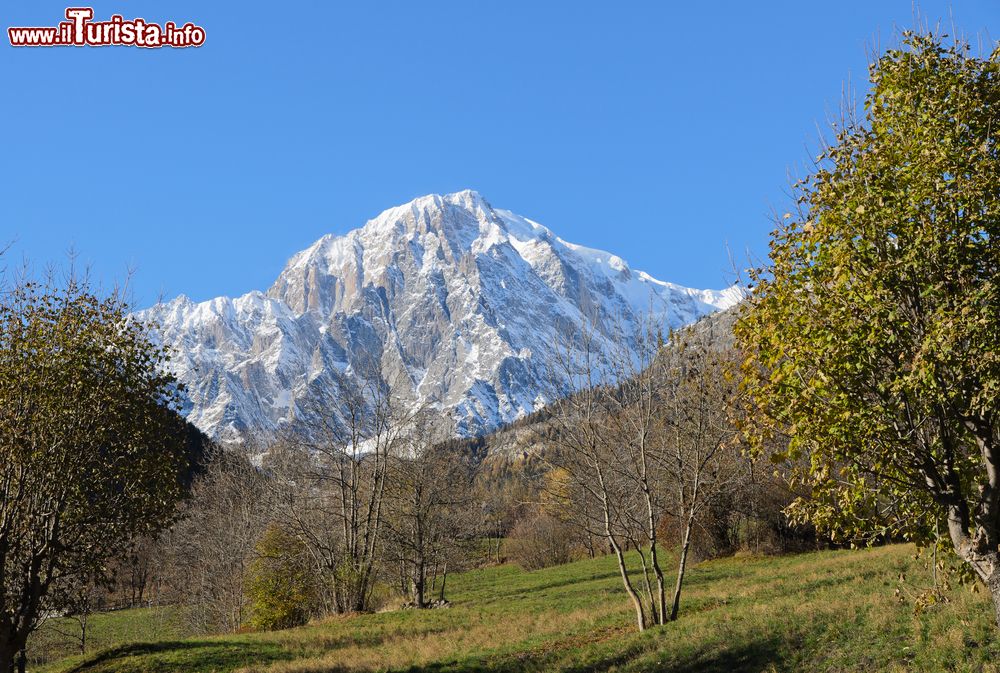 Immagine Panorama del Monte Bianco, Valle d'Aosta, Italia. Un suggestivo scorcio del Bianco, la montagna più alta delle Alpi, d'Italia, di Francia e dell'Europa centrale.