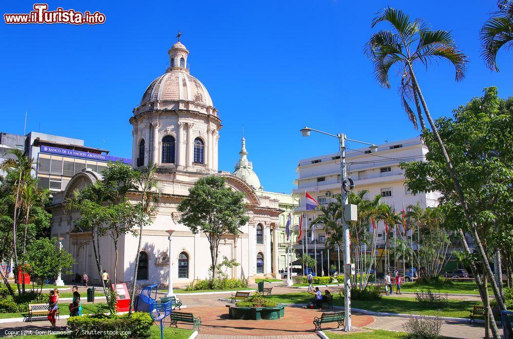 Immagine Panorama del National Pantheon of the Heroes a Asuncion, Paraguay. L'edificio venne costruito in stile neoclassico - © Don Mammoser / Shutterstock.com