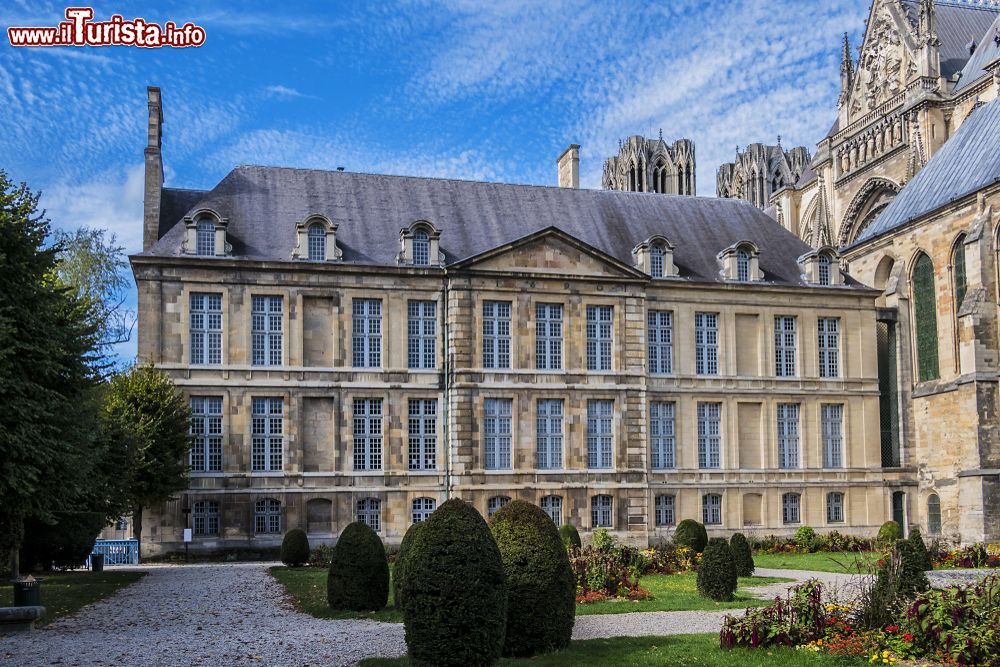 Immagine Panorama del palazzo medievale di Tau a Reims, Francia. La parte più antica conservata dell'edificio originale è la cappella che risale al 1207. Il nome Tau deriva dalla pianta dell'edificio, a forma di lettera greca tau.