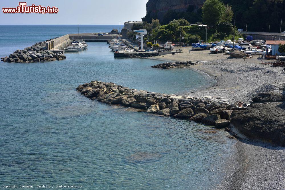 Immagine Panorama del porto turistico di Celle Ligure, Liguria. La darsena è in grado di ospitare barche sino a 8 metri di lunghezza per 2,75 di larghezza - © Giovanni Cardillo / Shutterstock.com