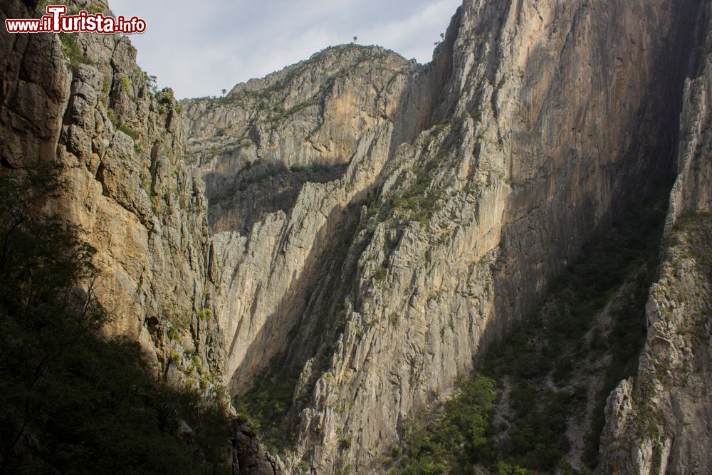 Immagine Panorama del Potrero Chico Canyon nei pressi di Monterrey, Messico. E' una delle principali destinazioni di arrampicata su roccia di fama internazionale. Si tratta di una formazione geologica di rocce calcaree e guglie alcune alte sino a 600 metri.