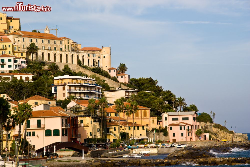 Immagine Panorama del promontorio di Porto Maurizio, Imperia, al calar del sole (Liguria).