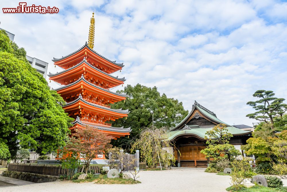 Immagine Panorama del tempio di Tocho-ji a Fukuoka, Giappone.