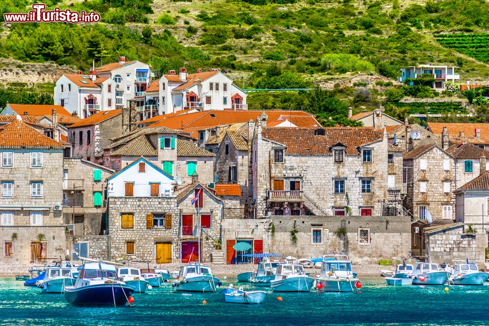 Immagine Panorama del vecchio borgo di pescatori di Komiza, isola di Vis, Croazia.