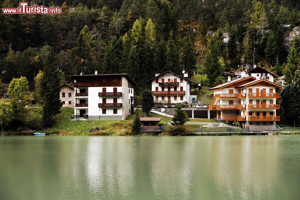 Immagine Panorama del villaggio di Alleghe e del lago sulle Dolomiti bellunesi, Veneto. Alleghe è un grazioso paesino di montagna inserito in un contesto naturale unico in riva all'omonimo lago.