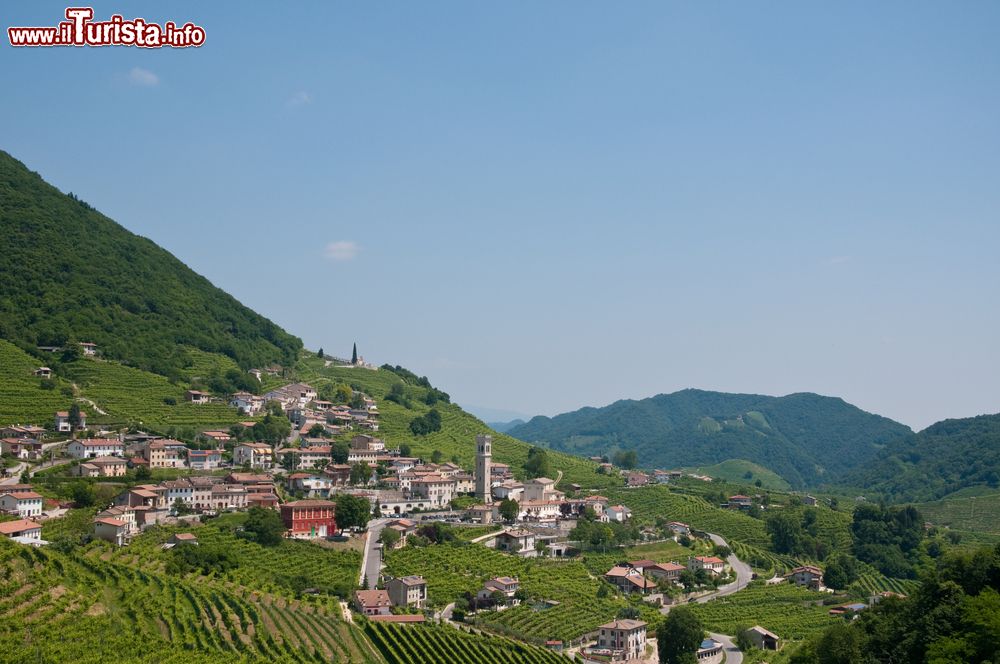 Immagine Panorama del villaggio di Valdobbiadene, Veneto. Sorge fra le Prealpi che proteggono le basse e dolci colline di cui è caratterizzato il territorio.