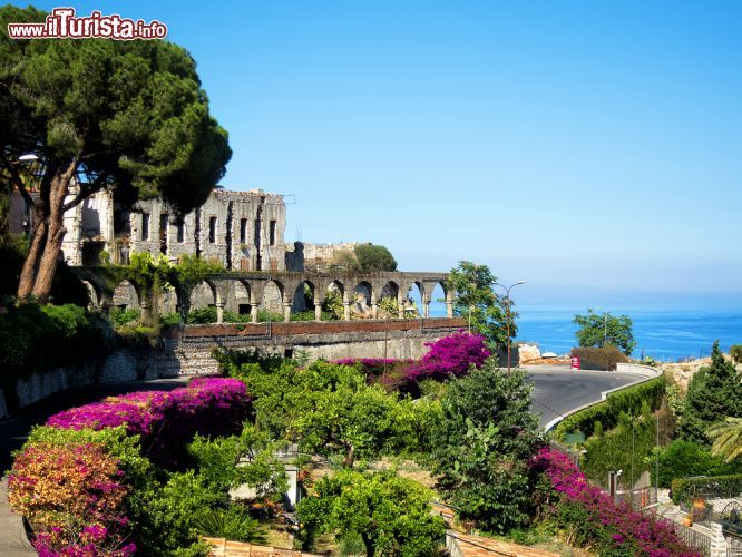 Immagine Panorama della bella Taormina, Sicilia. Con le loro splendide tonalità, mare e natura sono perfetta cornice per questa località dall'atmosfera frizzante.