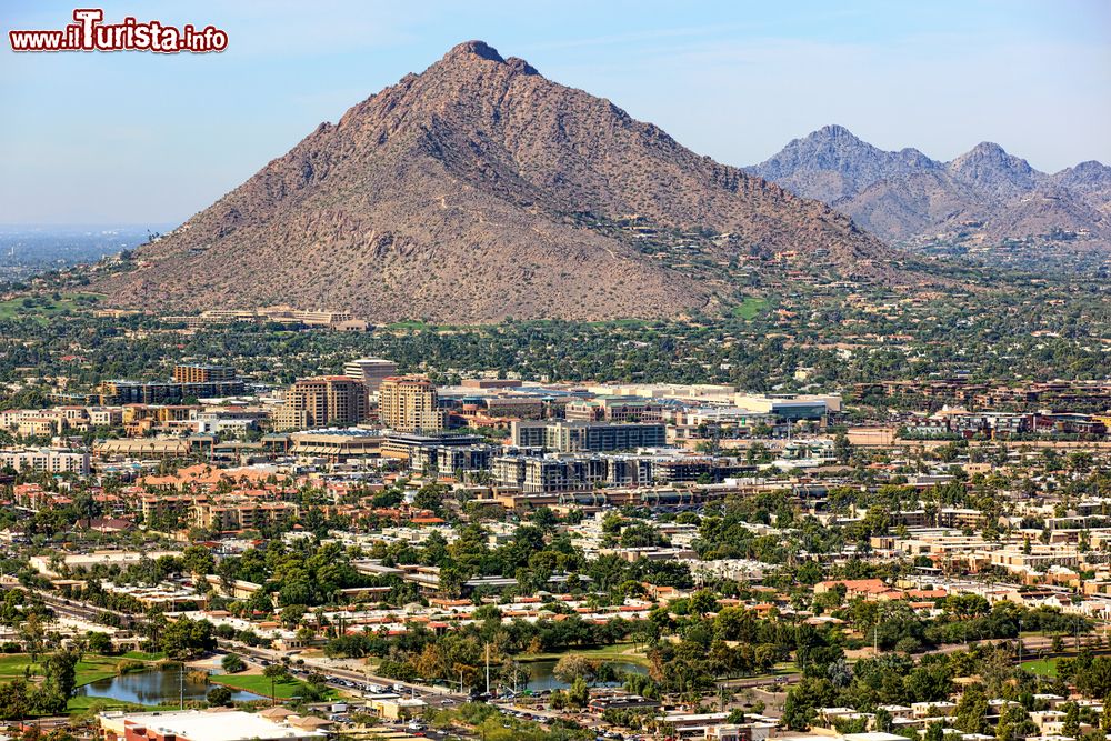 Immagine Panorama della Camelback Mountain con la skyline di Scottsdale, Arizona. Il nome deriva dalla sua forma che ricorda la gobba e la testa di un dromedario inginocchiato.