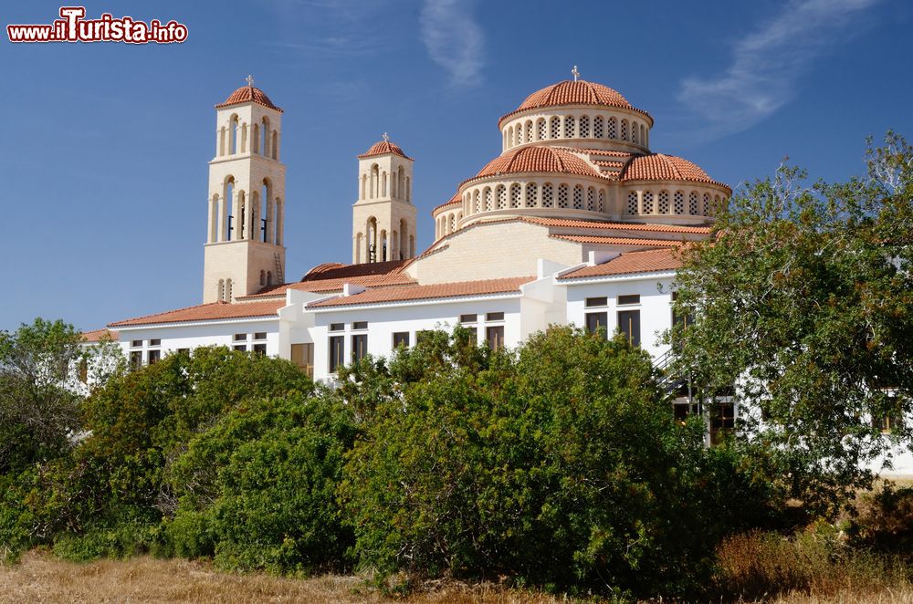 Immagine Panorama della chiesa cristiano ortodossa di Limassol, Cipro. Ai due campanili si abbinano la grande cupola centrale.