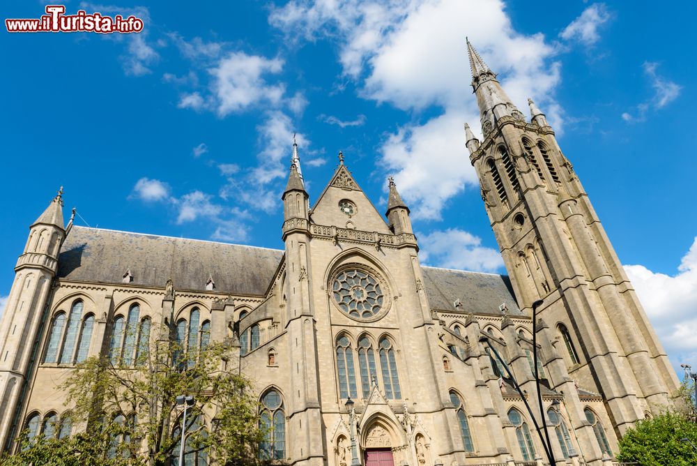 Immagine Panorama della chiesa di San Martino a Arlon, Vallonia, Belgio. L'edificio di culto cattolico si distingue nel paesaggio urbano per la sua alta torre e lo stile architettonico.