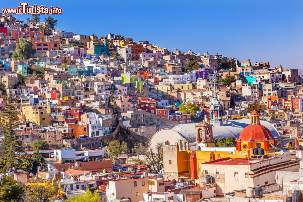 Immagine Panorama della città di Guanajuato (Messico): gli antichi palazzi dalle facciate variopinte. In primo piano la chiesa di San Roque.