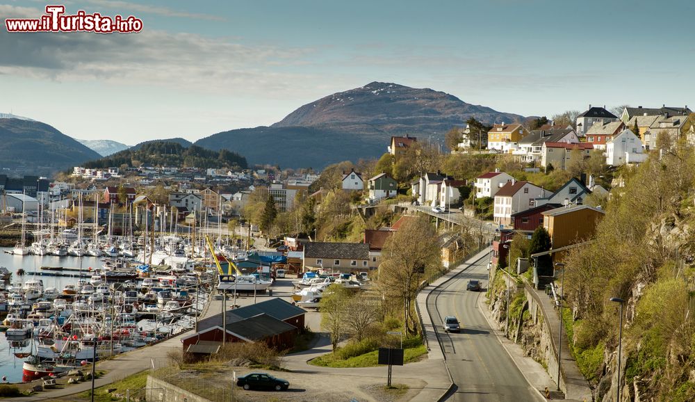 Immagine Panorama della città di Kristiansund, Norvegia. Questa cittadina norvegese di 25 mila abitanti è la principale località della regione di More og Romsdal. Ottenne il titolo di città nel 1742 anche se già all'epoca del Medioevo qui viveva una comunità numerosa di pescatori.