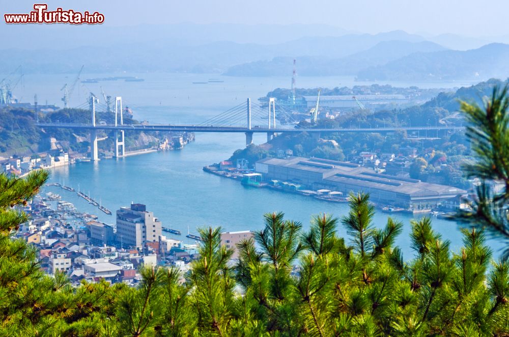 Immagine Panorama della città di Onomichi dal monte Senkoji (Chogoku), Giappone. Questa località è oggi uno dei principali punti di comunicazione fra le isole di Shikoku e Honshu.