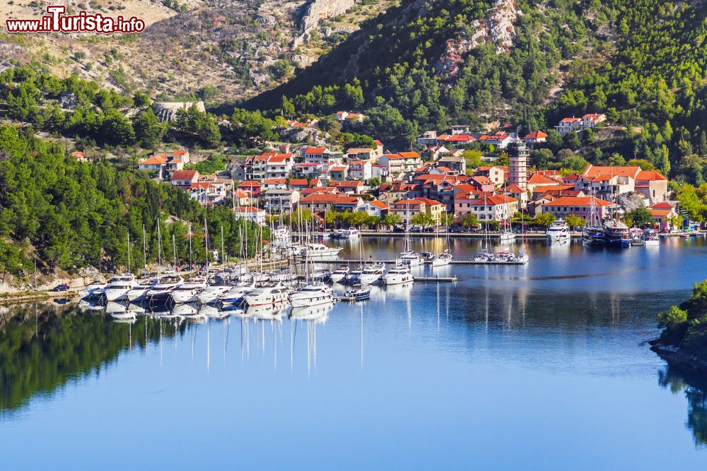 Immagine Panorama della città di Skradin sul fiume Krka, Dalmazia, Croazia. Adagiata sulla sponda destra del Krka, questa località vanta un ricco patrimonio storico e culturale.