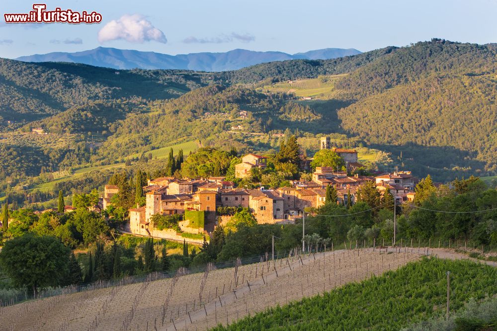 Immagine Panorama della città in pietra di Montefioralle al tramonto, Toscana. Frazione di Greve in Chianti, in provincia di Firenze, il borgo ha pianta a forma ellittica con una strada radiale da cui si diramano graziosi vicoletti.