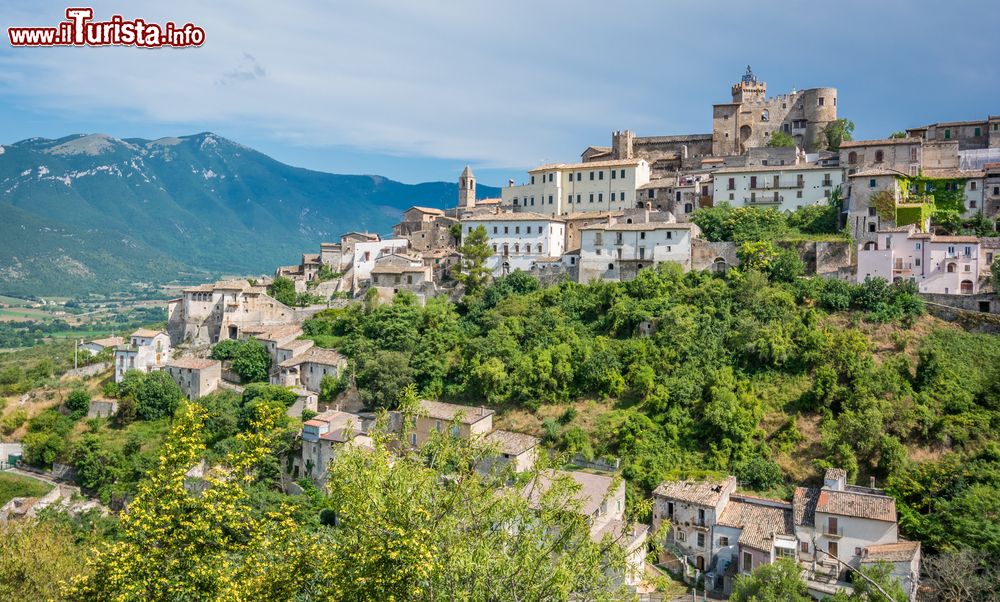 Immagine Panorama della cittadina di Capestrano tra le montagne dell'Abruzzo