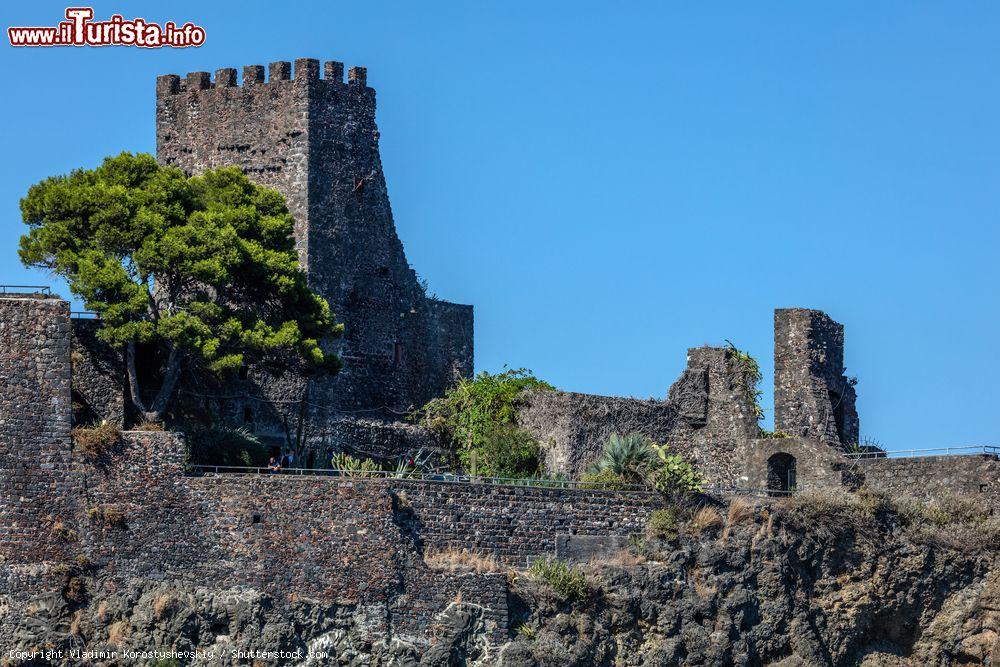 Immagine Panorama della fortezza normanna di Aci Castello, Sicilia. Costruito su una cresta di lava, questo suggestivo castello è oggi sede di un museo civico e di un orto botanico aperto al pubblico tutto l'anno - © Vladimir Korostyshevskiy / Shutterstock.com