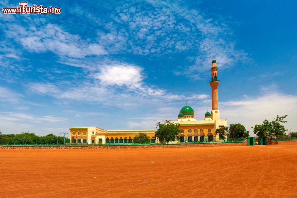Immagine Panorama della Grande Moschea di Niamey, capitale del Niger. La sua costruzione risale al 1970 ed è uno dei simboli della città oltre che del paese.