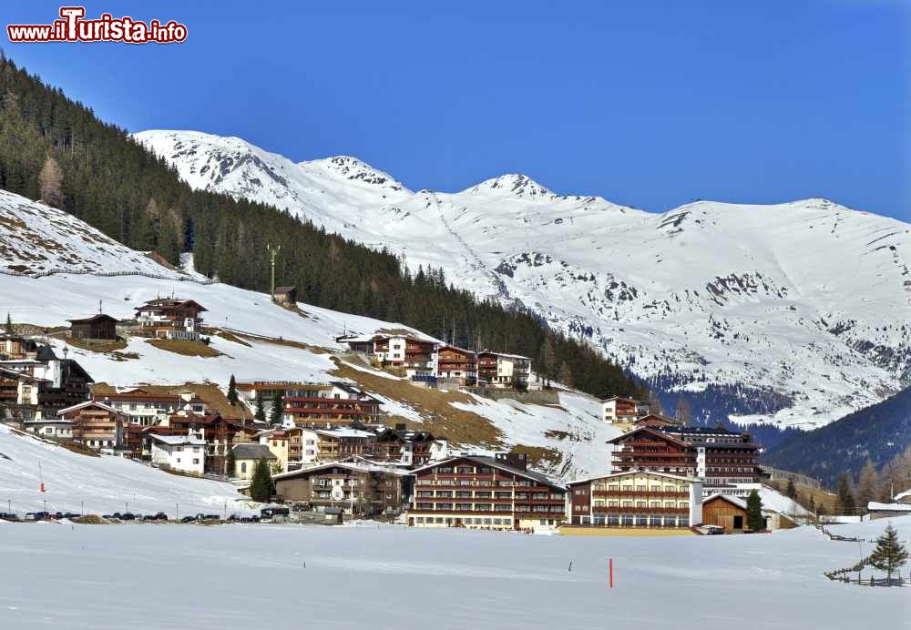 Immagine Panorama della località sciistica di Hintertux, Austria. Siamo nelle Alpi dello Zillertal, in Tirolo, dove tutto l'anno è possibile praticare e dedicarsi a discipline alpine.