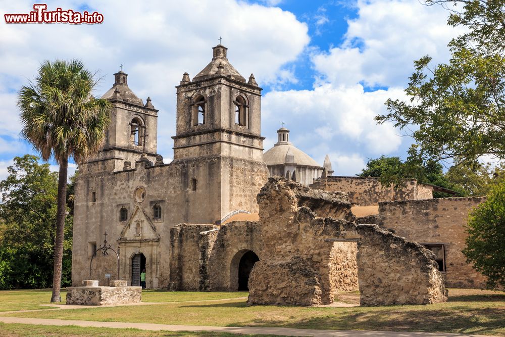 Immagine Panorama della Mission Concepcion a San Antonio, Texas. Fu fondata dai francescani nel 1716; nel 1970 le sue rovine sono state dichiarate monumento storico nazionale.