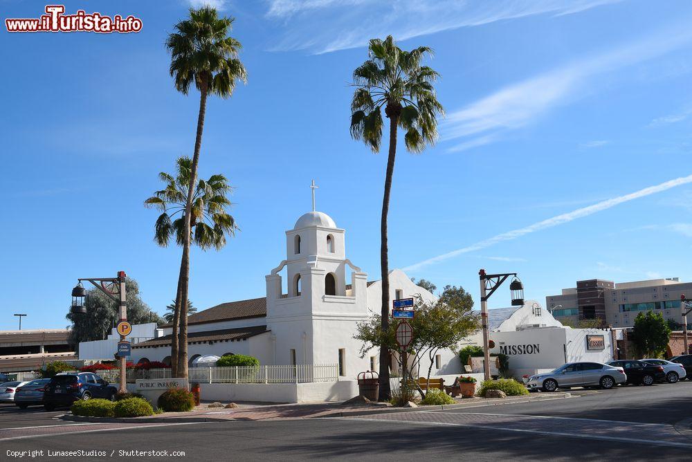 Immagine Panorama della Old Adobe Mission nel centro di  Scottsdale, Arizona (USA). Costruito nel 1933, questo monumento storico è uno dei tre in adobe (mattone cotto) rimasti in città - © LunaseeStudios / Shutterstock.com