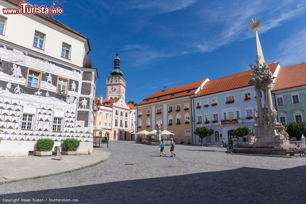 Immagine Panorama della piazza principale nella città vecchia di Mikulov, Repubblica Ceca. A impreziosire questa piazza ci sono una fontana con statua dell'inizio del XVIII° secolo e la colonna barocca della Santissima Trinità anch'essa del XVIII° secolo - © Roman Tsubin / Shutterstock.com