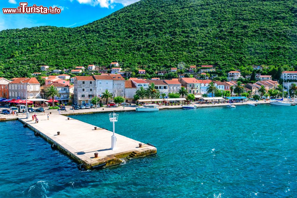 Immagine Panorama della piccola cittadina di Trpanj vista dal ferry, Croazia.