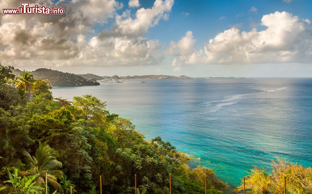 Immagine Panorama della Sea Lagoon a Grenada, America Centrale. Siamo al largo delle coste del Venezuela, nell'Oceano Atlantico Settentrionale.