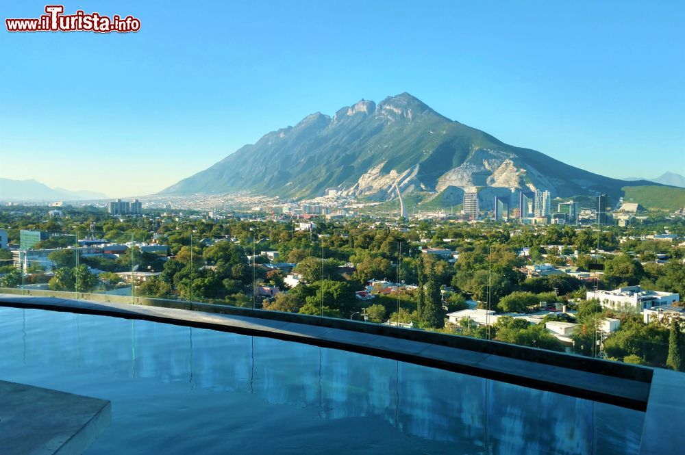 Immagine Panorama della Sierra Las Mitras da una piscina di Monterrey, Messico. E' chiamata così perchè la sua forma ricorda il copricapo utilizzato dai vescovi di molte confessioni cristiane durante le funzioni liturgiche.