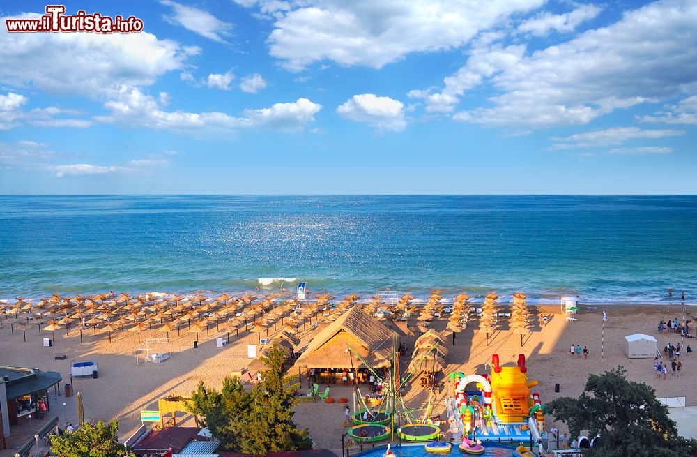 Immagine Panorama della spiaggia del Resort Golden Sands a Varna, Bulgaria, in estate. In primo piano giochi e gonfiabili per bambini.