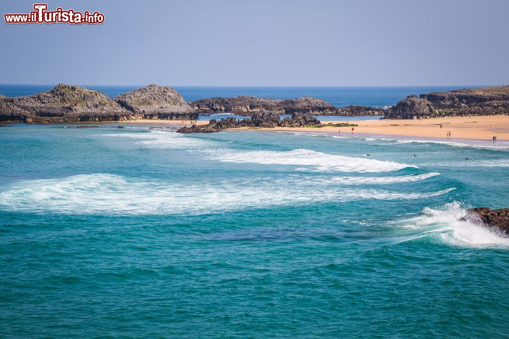 Immagine Panorama della spiaggia di Helgueras, Noja, Cantabria, Spagna. A protezione del litorale sabbioso vi sono formazioni rocciose, habitat per diverse specie di fauna ittica.