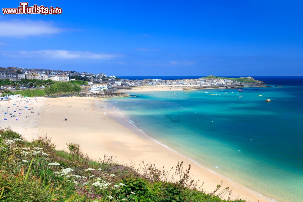 Immagine Panorama della spiaggia di Porthminster a St. Ives, Cornovaglia, Regno Unito. E' una delle spiagge cittadine più grandi.