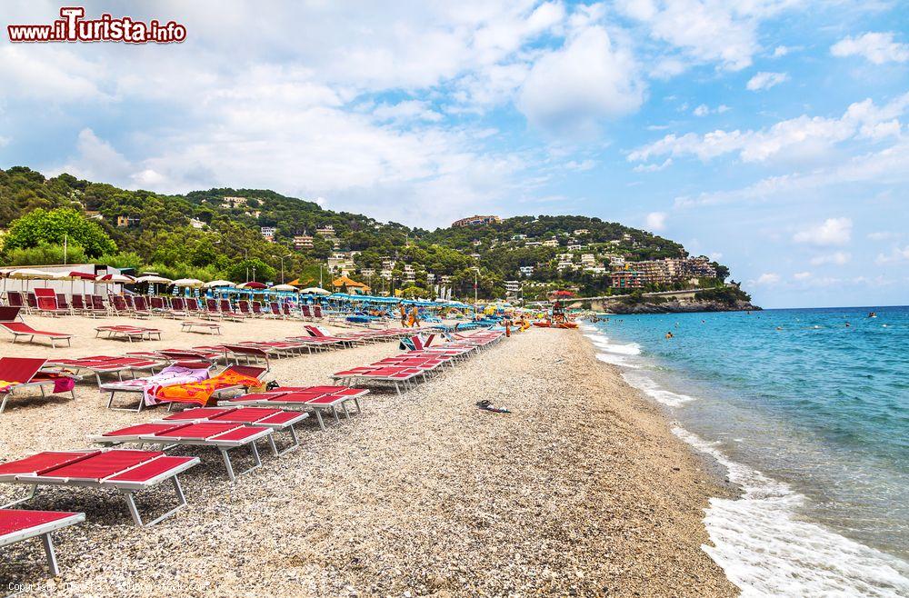 Immagine Panorama della spiaggia di Spotorno sul Mar Mediterraneo, Liguria. Il territorio comunale si affaccia sulla costa della Riviera delle Palme fra Punta del Maiolo e Punta del Vescovado - © Olgysha / Shutterstock.com