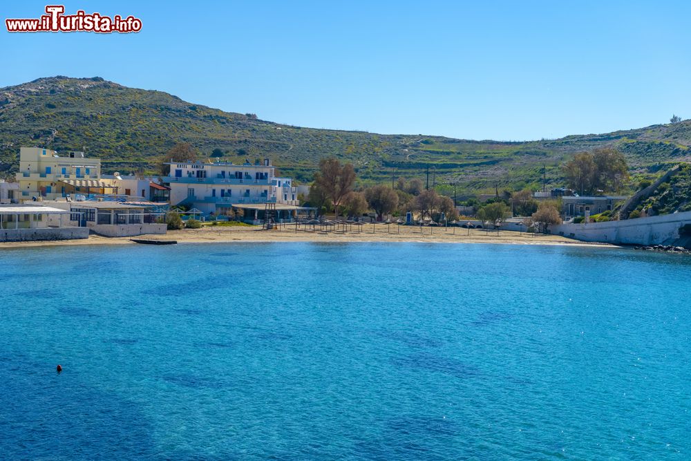 Immagine Panorama della spiaggia di Vari sull'isola di Syros, Grecia. Questo tratto di litorale è sabbioso e lambito da acque calme e trasparenti.