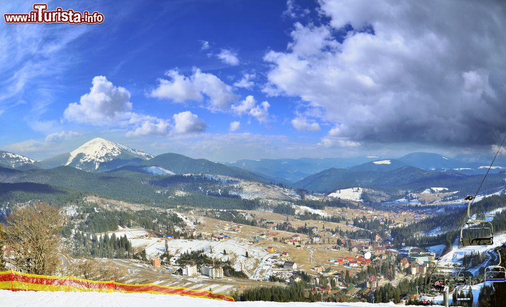 Immagine Panorama della stazione sciistica nei monti Carpazi a Bukovel, Ucraina. Si trova nell'oblast di Ivano-Frankivsk in un'area compresa fra i 900 e i 1245 metri di altitudine ed è la più grande e rinomata stazione dedicata allo sci di tutto il paese.