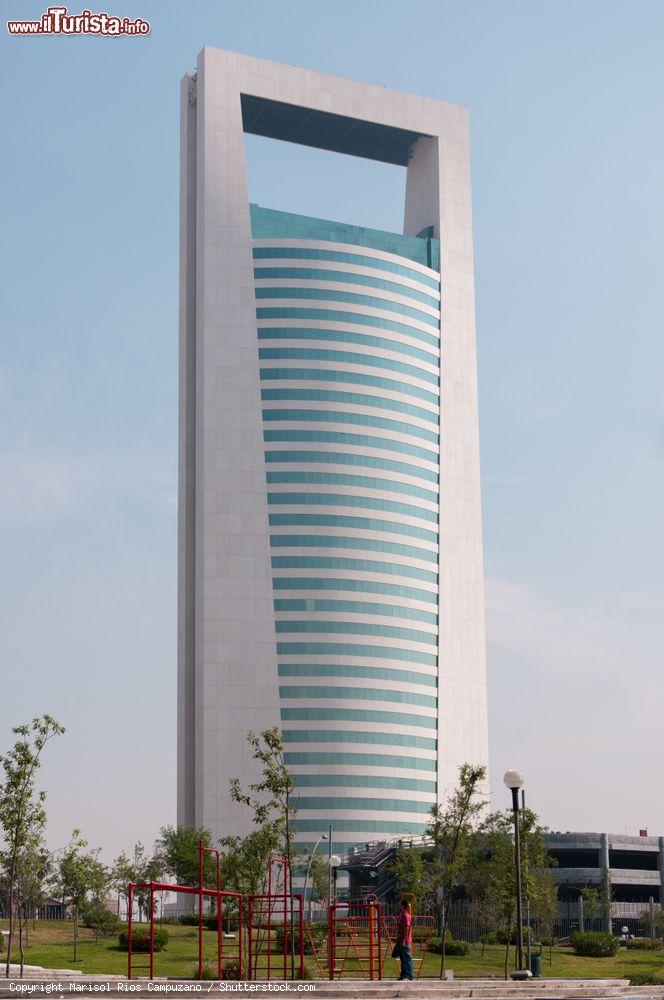 Immagine Panorama della "Torre Ciudadana" a Monterrey, Messico.Questo grattacielo, alto 130 metri, è sede degli uffici governativi - © Marisol Rios Campuzano / Shutterstock.com